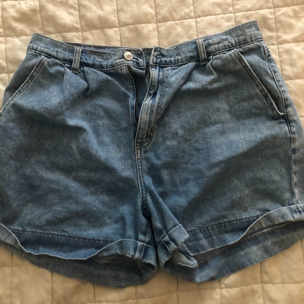 AE Mom Short size 14